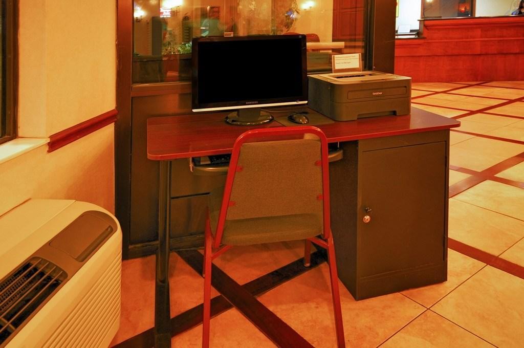 Super 8 By Wyndham Clinton Hotel Kültér fotó
