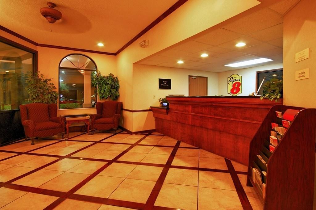 Super 8 By Wyndham Clinton Hotel Kültér fotó